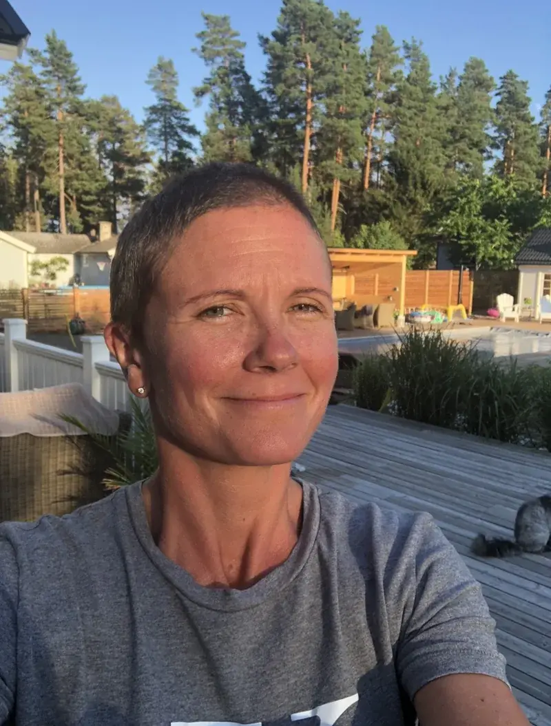Porträtt av Jennie Bakteman Hedlund bland blommande planteringar